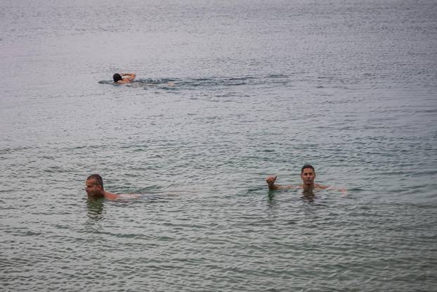 Makarska: Robert Tarčuki svaki dan se kupa unatoč zimi