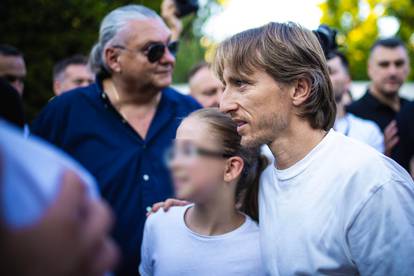 FOTO Modrić je stigao u Mostar! Luku su dočekale stotine djece