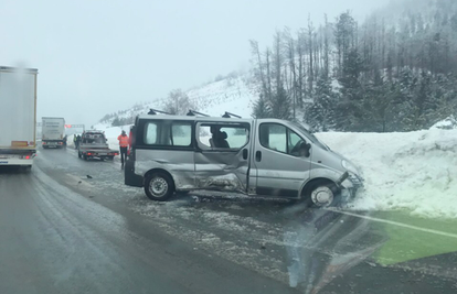 Sudarili su se kombi i teretno vozilo na A6: Dvoje ozlijeđeno