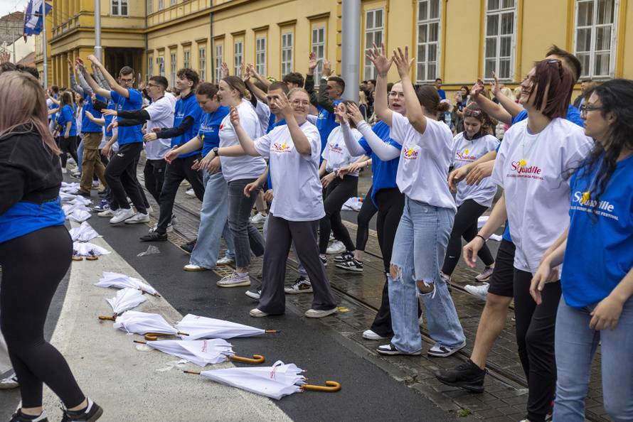 Osječki maturanti unatoč lošem vremenu plesali quadrillu u centru grada