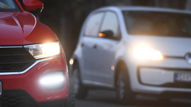 Od 1. studenog vozači na vozilima moraju imati upaljena svjetla