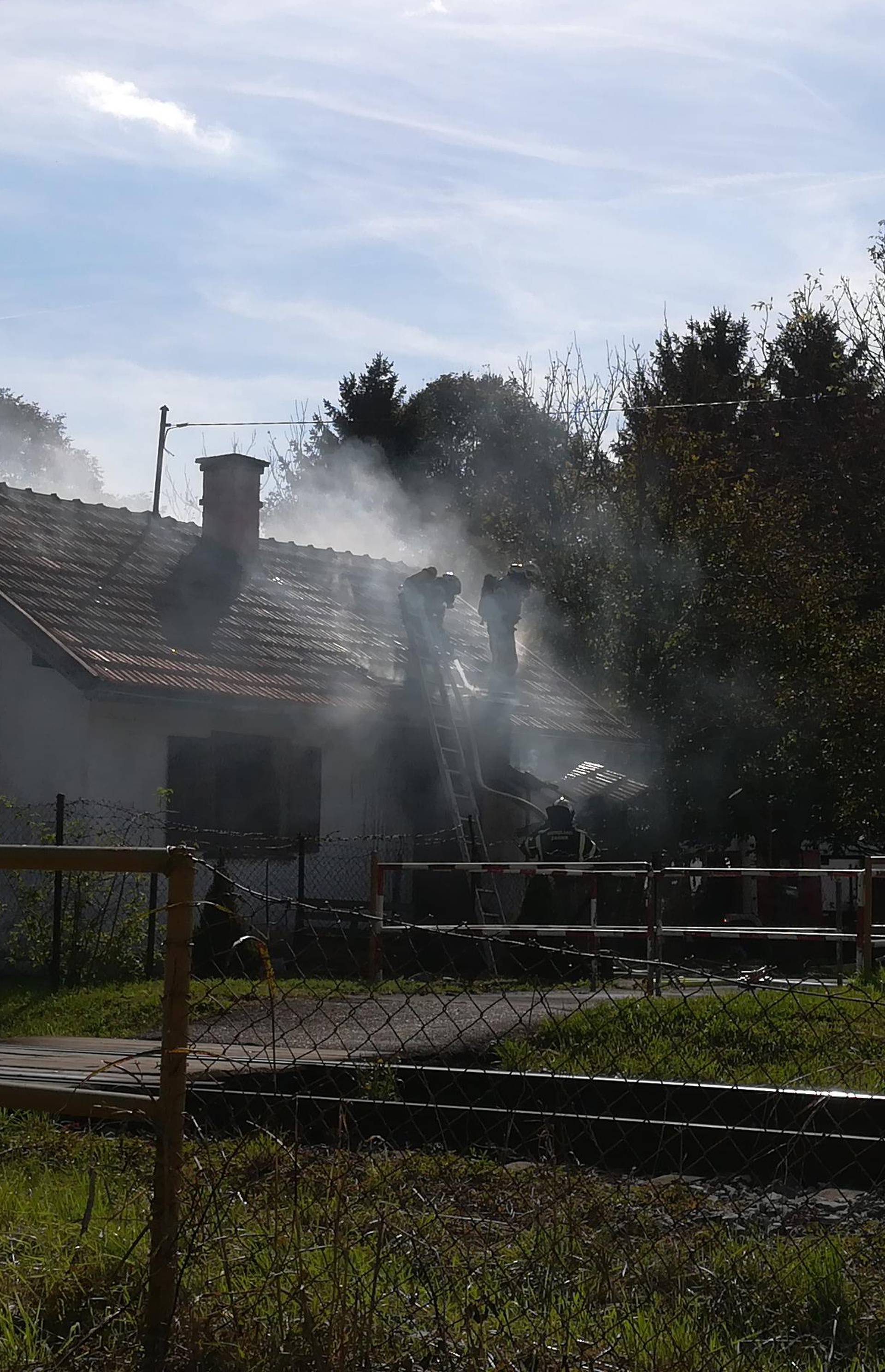 Zapalila se kuća u Buzinu: U požaru je ozlijeđeno troje ljudi