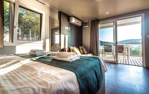 Prodaje se luksuzna mobilna kućica u Tisnom kraj plaže. Ima 22 kvadrata. Cijena? 'Povoljna'