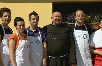 Napravili dobro djelo: Kuhali u samostanu za 120 beskućnika