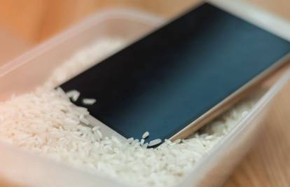 Apple upozorio: Ne stavljajte mokar iPhone u posudu s rižom, ovo treba napraviti s telefonom