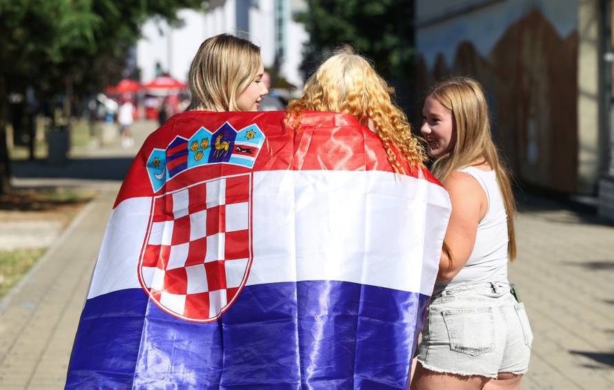 Fanovi se okupljaju u Zaprešiću uoči Thompsonova koncerta