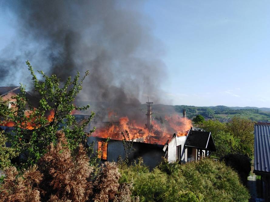 Dvije kuće izgorjele do temelja: Umirovljenici ostali bez svega