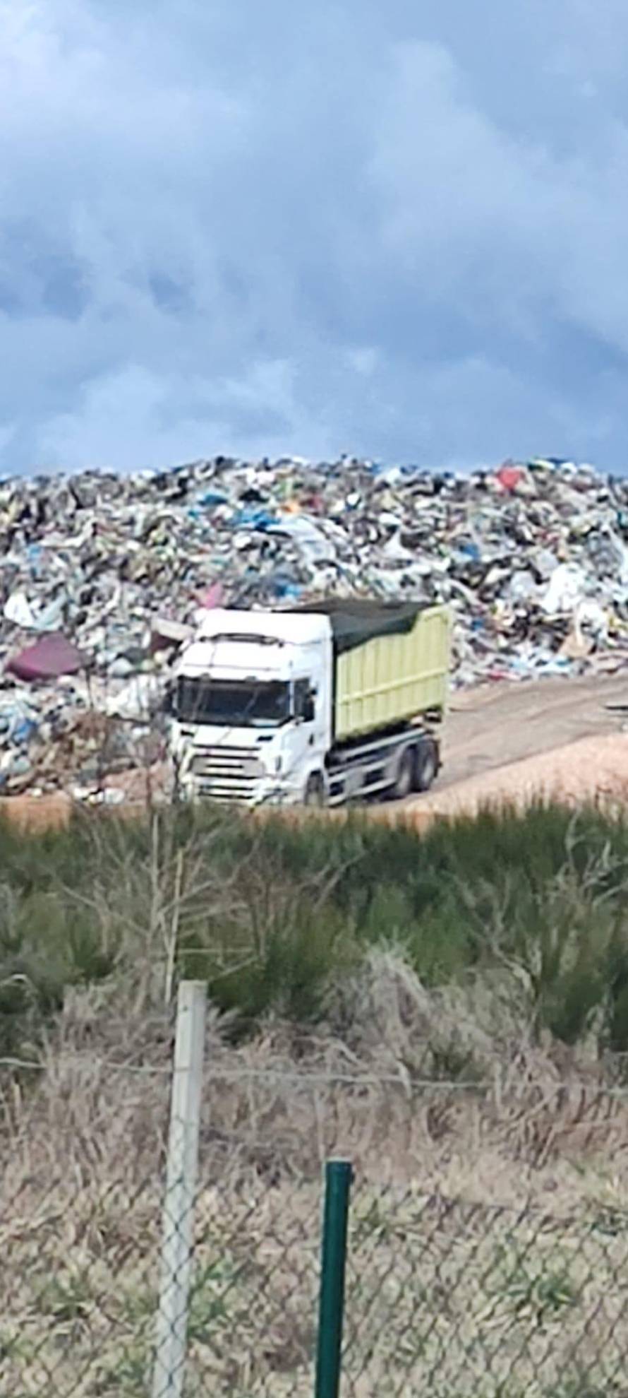 EKSKLUZIVNE SNIMKE: Opasni i plastični otpad bacali su i na gradsko odlagalište u Gospiću!
