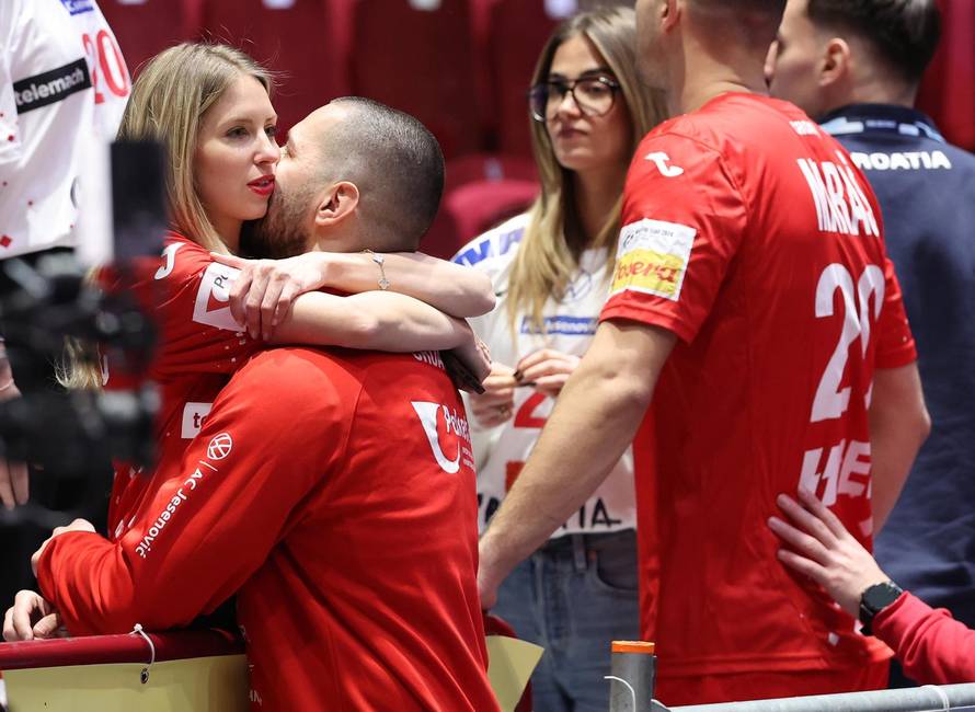 Malmo: Hrvatski rukometaši slave pobjedu u zagrljajima i poljupcima svojih najmilijih