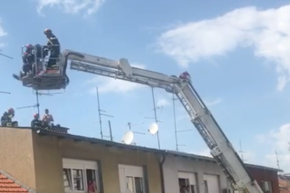 Čovjeku pozlilo dok je bio na krovu pa ga spasili vatrogasci