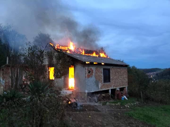 Požar na Sve svete: Izgorjela obiteljska kuća u Novom Marofu