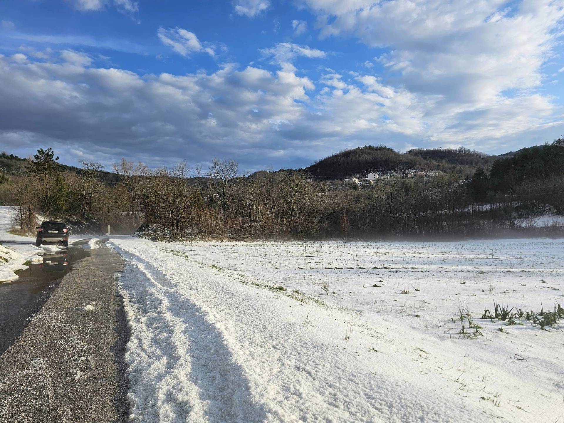 FOTO Ne, ovo nije snijeg: Jaka tuča zatrpala ceste usred Istre