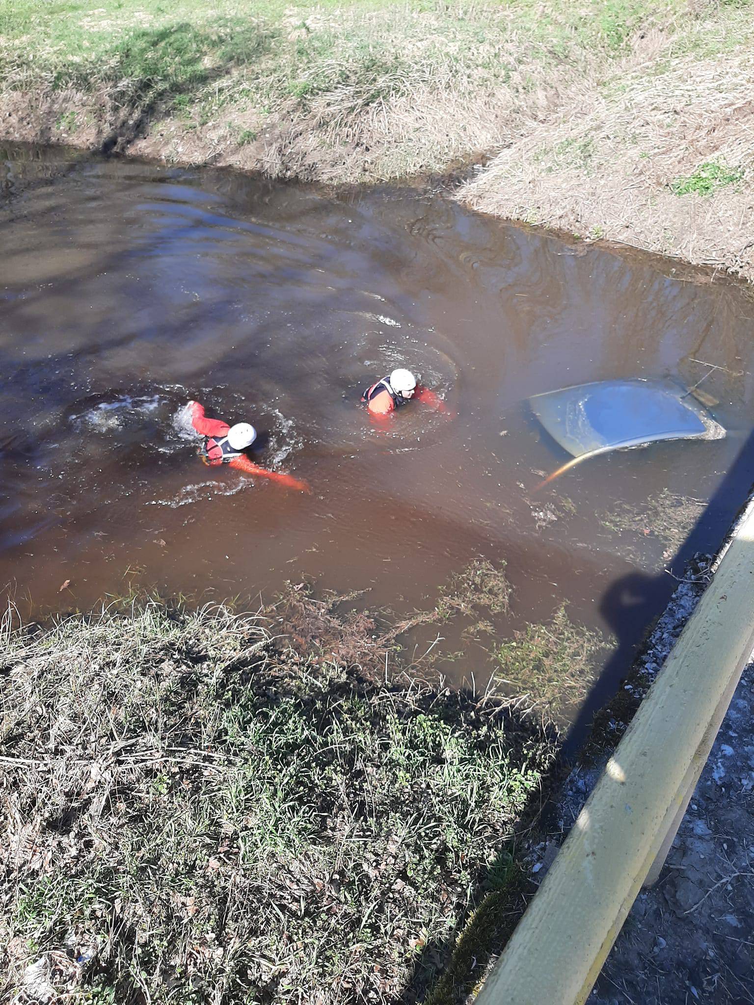 Kod Nove Gradiške vozač sletio autom u kanal pun vode i sam izašao: Auto izvukli vatrogasci