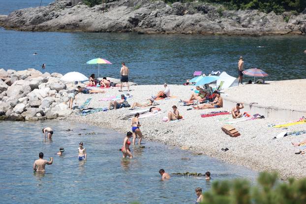Rijeka: Kupači uživaju u kupanju i sunčanju na plaži Ploče na Kantridi
