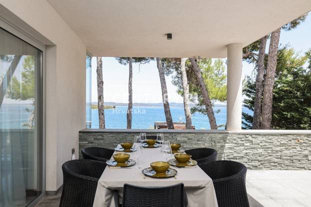 FOTO Vila na Dugom otoku je prvi red do mora i ima bazen! Pogodite za koliko se prodaje