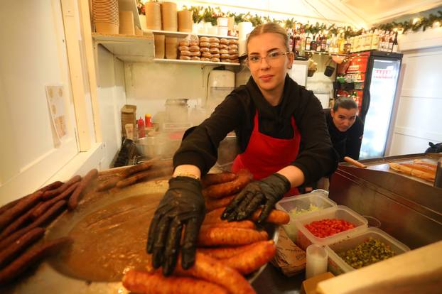 Karlovac: Sve?ano otvoren Advent
