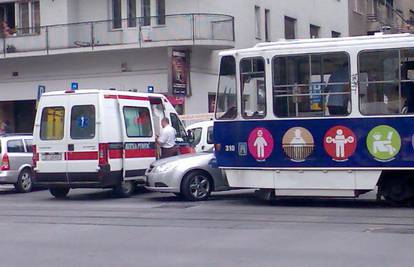 Zagreb: Sudarili se auto i tramvaj, putnica ozlijeđena