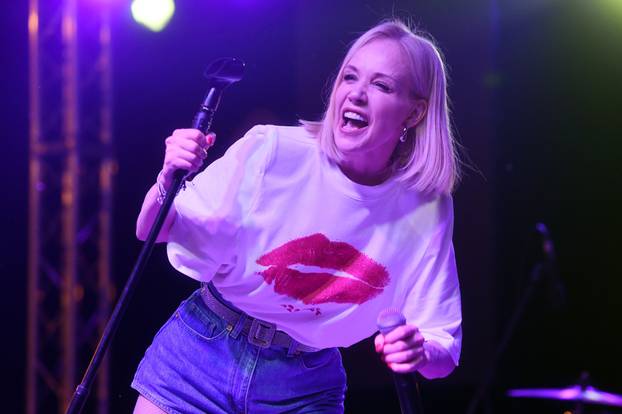 Vodice: Koncert Jelene Rozge na vodickoj rivi