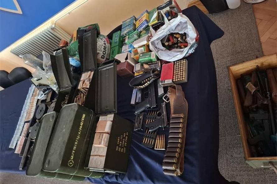 FOTO Ogromna zapljena oružja u Slavoniji: Troje ljudi uhićeno. 'Ovako nešto nismo dugo imali'