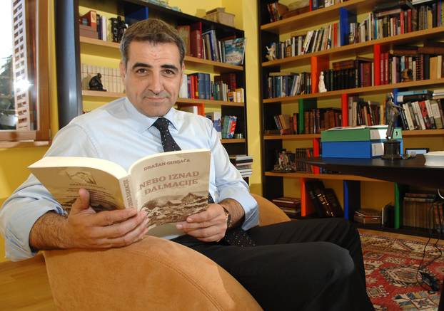 Zagreb: Predsjedni?ki kandidat Nadan Vidoševi? u uredu svoje ku?e