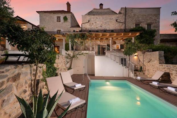 FOTO Dvor Pitve Villas: Mir i autentičnost otoka Hvara u malom dalmatinskom selu