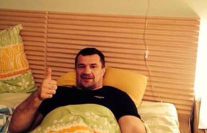 Mirko Filipović nakon treninga prima infuziju u svom krevetu