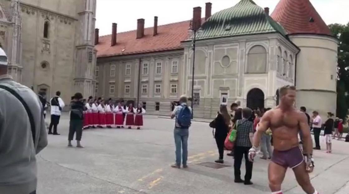 Šokirao bakice: 'Penisoslikar' se golišav rolao kod katedrale