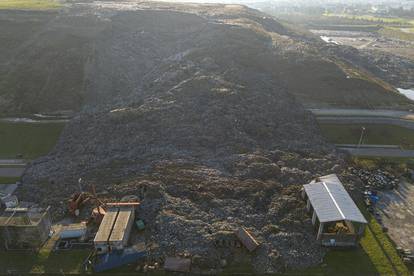 Zagreb: Pogled iz zraka na odron u kojem su ozlijeđena tri radnika na odlagalštu otpada Jakuševec