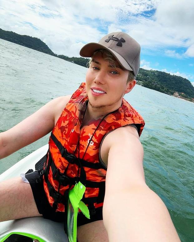 Učitelj spiskao 600.000 € da bude Azijatkinja! Sad želi opet biti muško: 'Brusili su mi kosti'