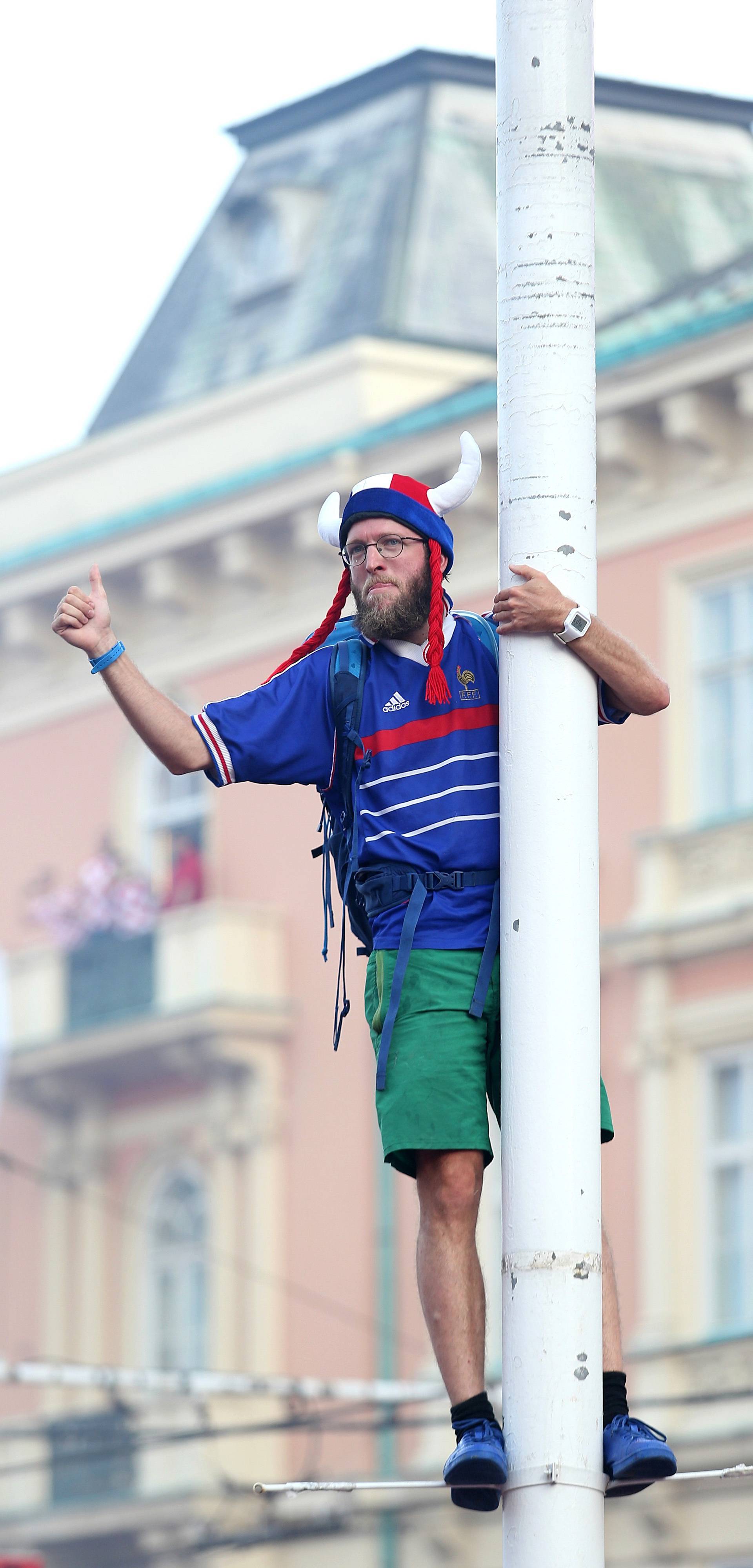 Francuz u Zagrebu proslavio pobjedu penjanjem po stupu