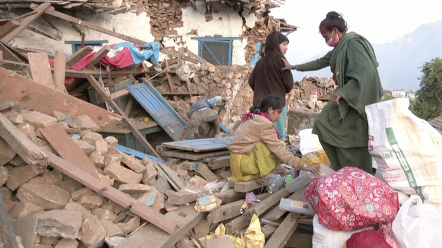 Nepalci pregledavaju ostatke svojih kuća nakon razornog potresa