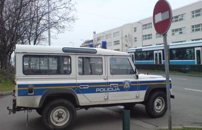 Policajci parkirali vozilo na križanju i samo otišli