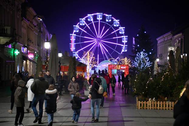 FOTO Blagdanska atmosfera na paljenju druge adventske svijeće u Slavonskom Brodu