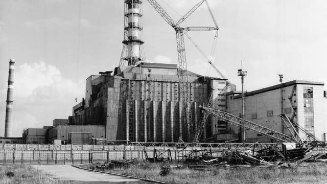 CHERNOBYL POWER PLANT. The shut-down nuclear power plant in Chernobyl, Ukraine, October 1991. Below the crane is the concrete 'sarcophagus' erected around the fourth reactor after the nuclear meltdown in 1986. Bonn-Sequenz - ullstein bild