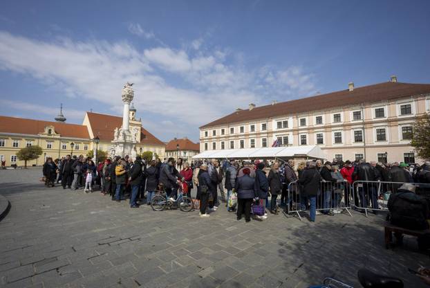 Osijek: Tradicionalna podjela blagdanskog fiš paprikaša na Trgu Svetog Trojstva