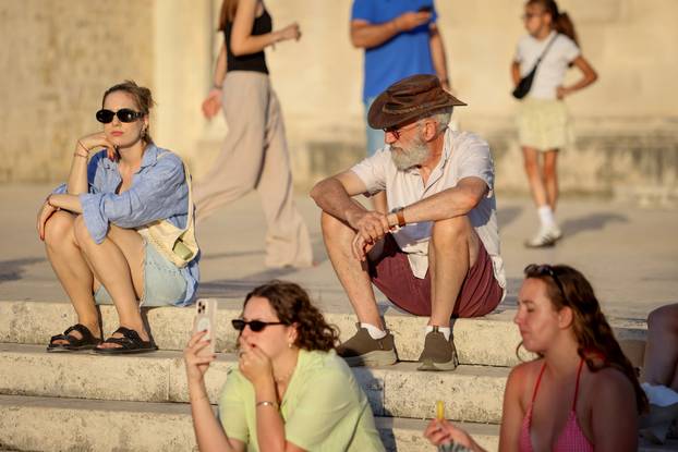 Zadar: Turisti uživaju u šetnji gradom