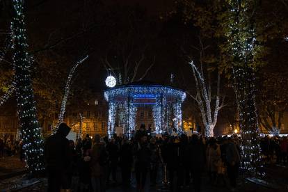 Paljenjem lampica na Zrinjevcu započeo Advent u Zagrebu