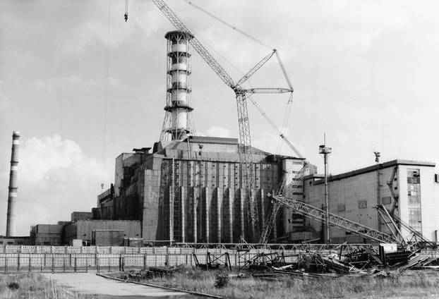 CHERNOBYL POWER PLANT. The shut-down nuclear power plant in Chernobyl, Ukraine, October 1991. Below the crane is the concrete 'sarcophagus' erected around the fourth reactor after the nuclear meltdown in 1986. Bonn-Sequenz - ullstein bild