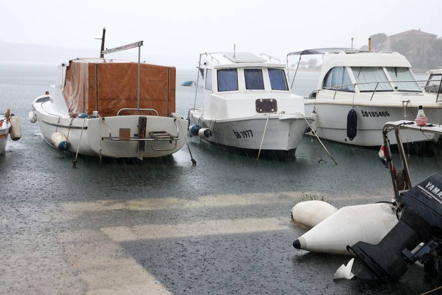 Šibenik: Jugo potopilo Dolac, cijela riva je pod morem