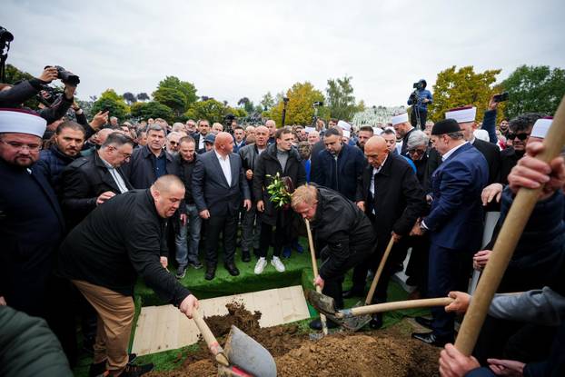 Sarajevo: Posljednji ispraćaj Halida Bešlića na gradskom groblju Bare