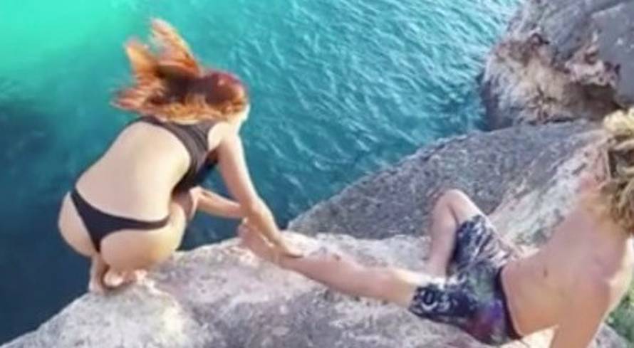 Svi su poludjeli na tipa koji je pustio curu da padne sa stijene