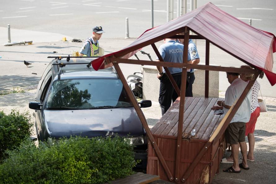 Zagreb: Nakon sudara automobil odbaÄen na nogostup naletio na majku s djetetom u Travnom