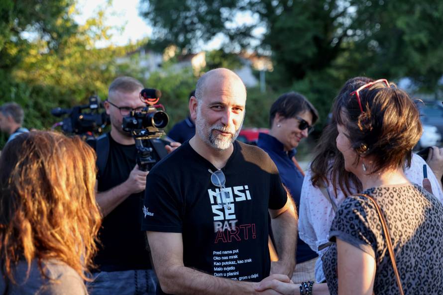 Benkovac: Organizatori benkovačkog festivala "Nosi se" koji je odgođen nakon prosvjeda branitelja održali mirni prosvjed