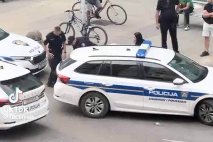 Kru&zcaron;i snimka: Policija privela mladi&cacute;a u Zagrebu. Policajac ga udario dok je le&zcaron;ao na tlu...