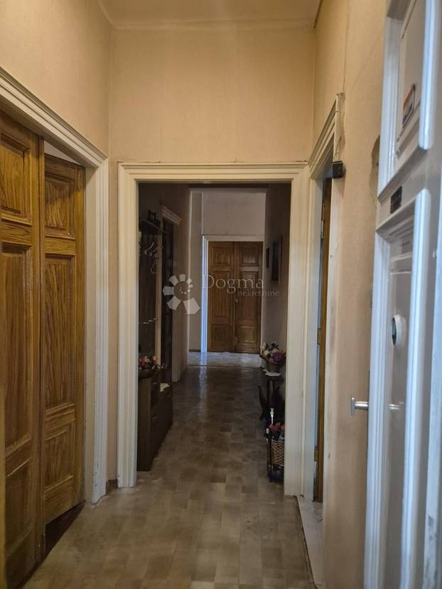 FOTO 'Namještaj iz doba Juge i bakina deka': Ovaj stan u Splitu prodaju za skoro 2 milijuna eura