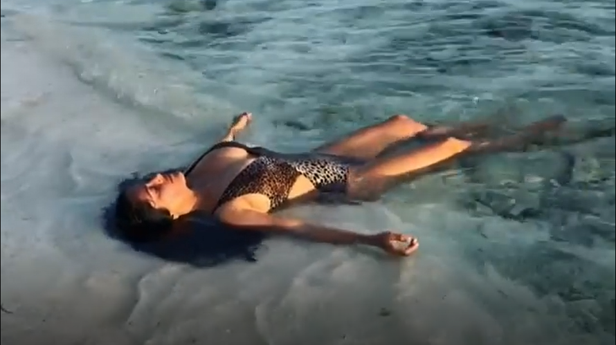 Salma odjenula 'leopard' badić pa ukrala svu pažnju na plaži