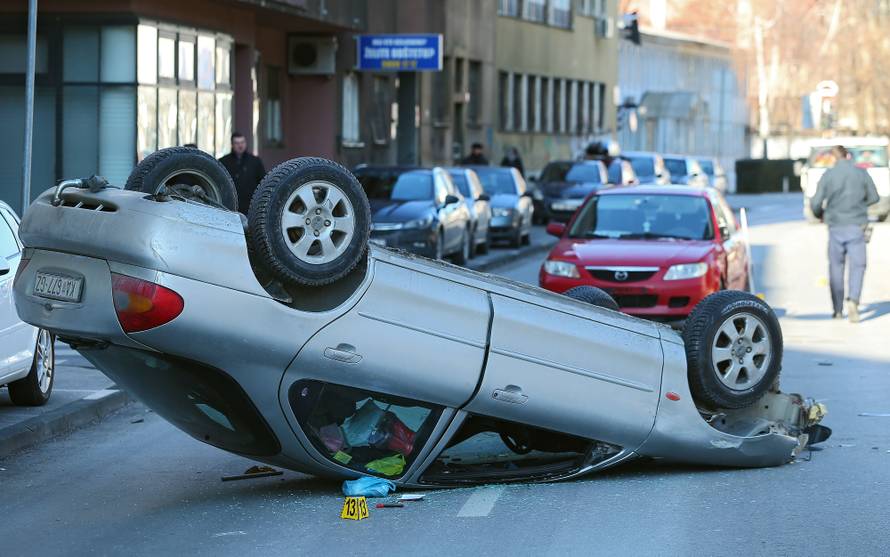 Naletio je na ogradu, okretao se u zraku i završio na krovu