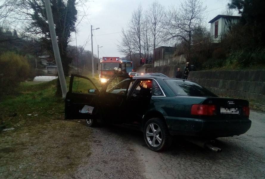 Autom se zabio u stup, među petero ozlijeđenih troje djece