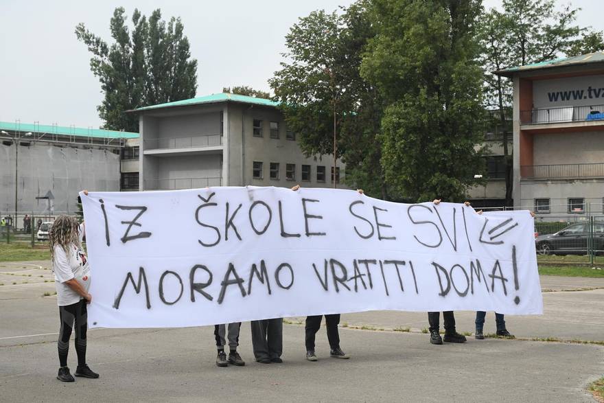 Zagreb: Prosvjed pred &scaron;kolom u kojoj je u&ccaron;enik izbo kolegu u&ccaron;enika