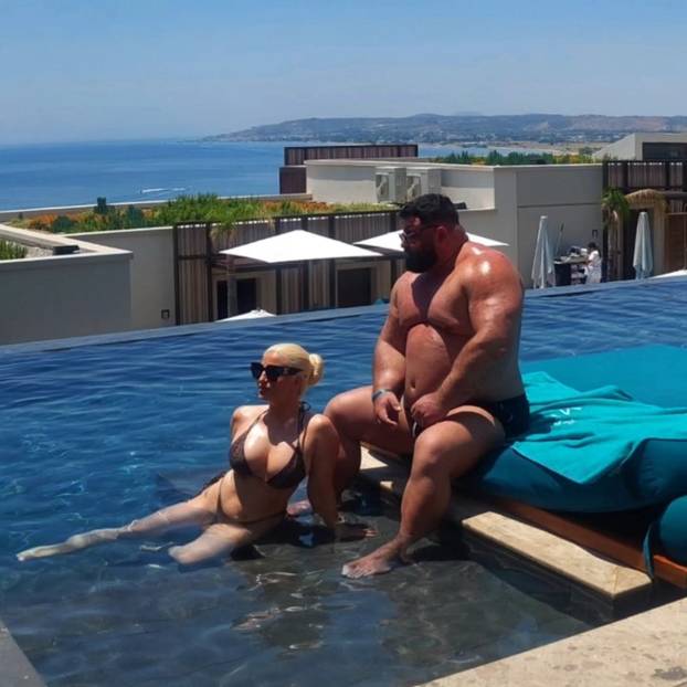 FOTO Sjećate se Ervina iz Big Brothera? Sad ima 175 kg, evo kako se sunča i kupa u Grčkoj